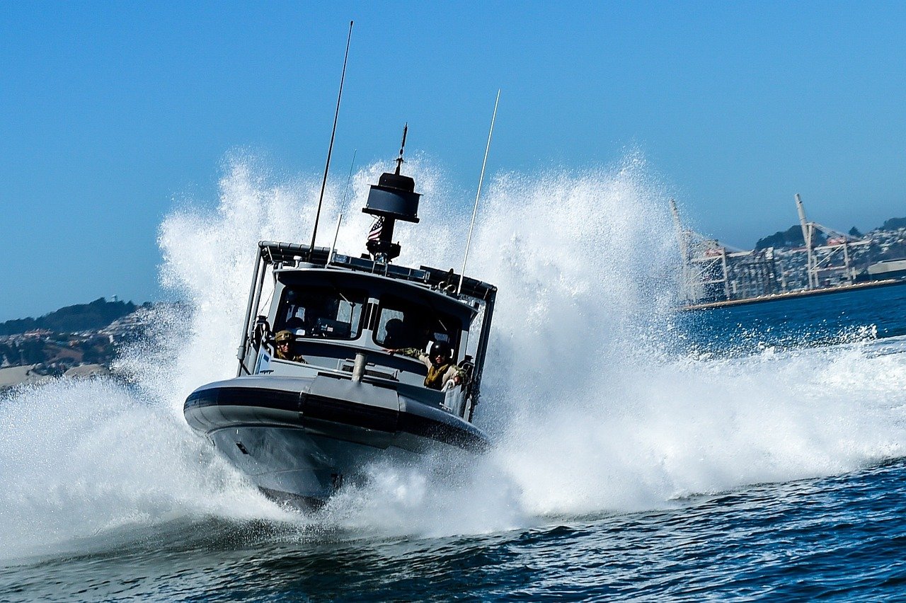 barco blindado navegando